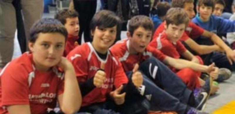 Escolares de Cantimpalos esperando su momento de recoger las medallas. / Kamarero