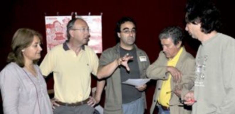 Representantes de la plataforma esta mañana antes de la rueda de prensa ./ ALBERTO BENAVENTE