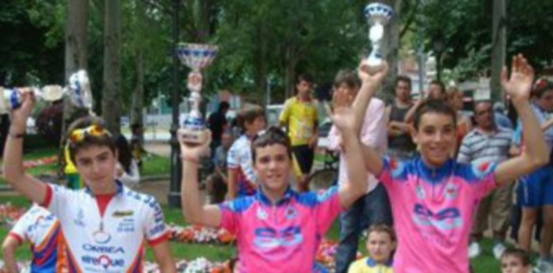 Los ganadores del campeonato celebrado en Sauquillo en la categoría de infantiles levantan sus trofeos. / El Adelantado