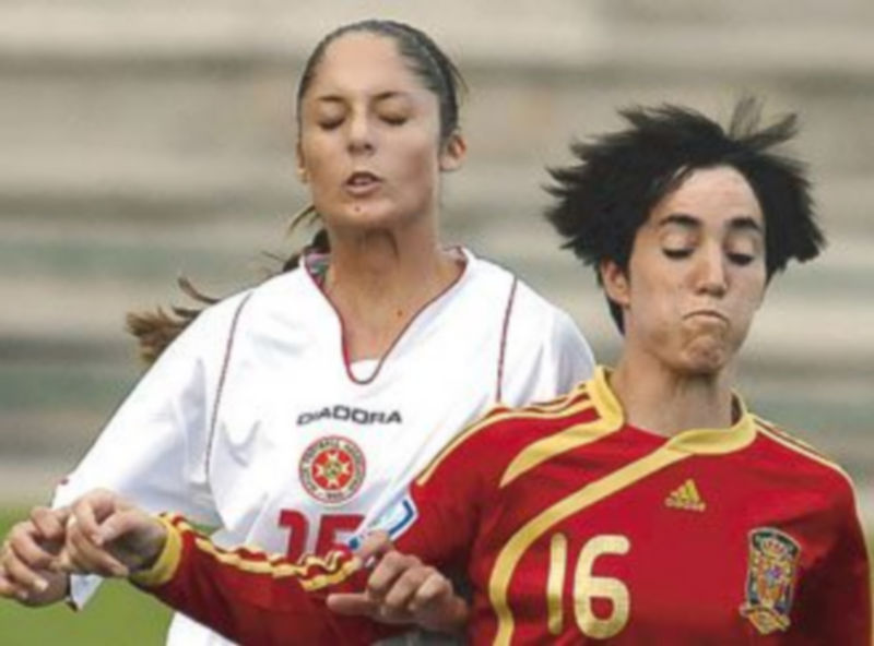 Amaia Olabarrieta controla el balón ante Corissa Vella White. /Juan Martín