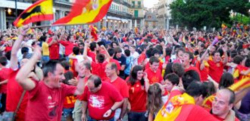 Los segovianos celebraron en la Plaza Mayor el triunfo de "La Roja". / EFE