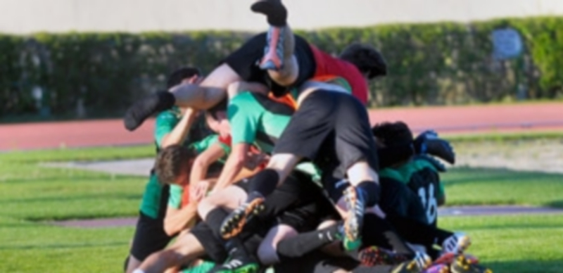Los jugadores de El Espinar San Rafael se abrazan después de que su capitán consiguiera el gol que significaba el 1-2. / Kamarero