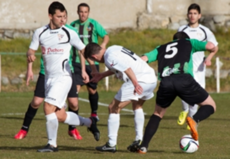 La Unión gana al Lermeño por la mínima 1 El jugador de El Espinar-San Rafael recibe falta mientras intenta marcharse con el balón controlado. / El Adelantado