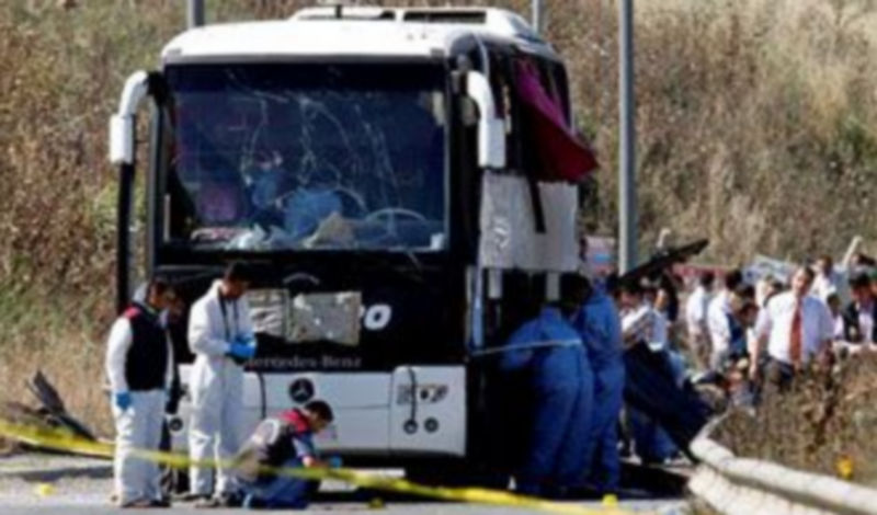 Varios policías forenses turcos revisan el lugar tras el atentado registrado en Estambul (Turquía)./EFE