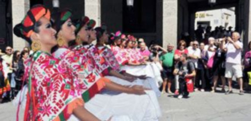 Los grupos participantes posaron con ilusión durante el desfile. / Kamarero