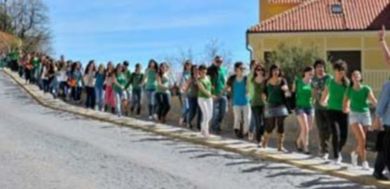 Cadena de estudiantes en protesta por los recortes por la calle San Juan. / KAMARERO