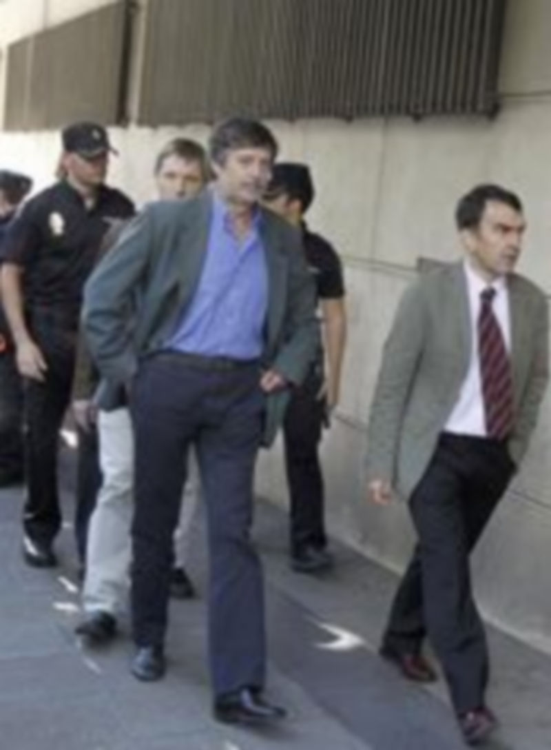 El exsecretario general de LAB Rafael Díez Usabiaga (izda) llega a la Audiencia Nacional para comparecer ante el tribunal que el pasado viernes le condenó por el caso Bateragune./EFE