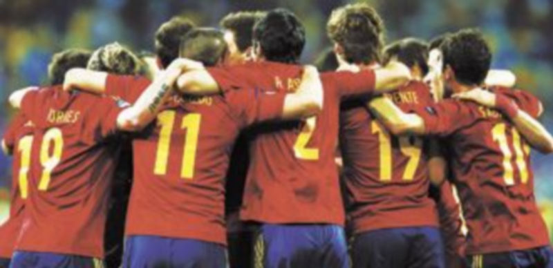 Los jugadores festejan el título conquistado frente al combinado transalpino.  / Reuters