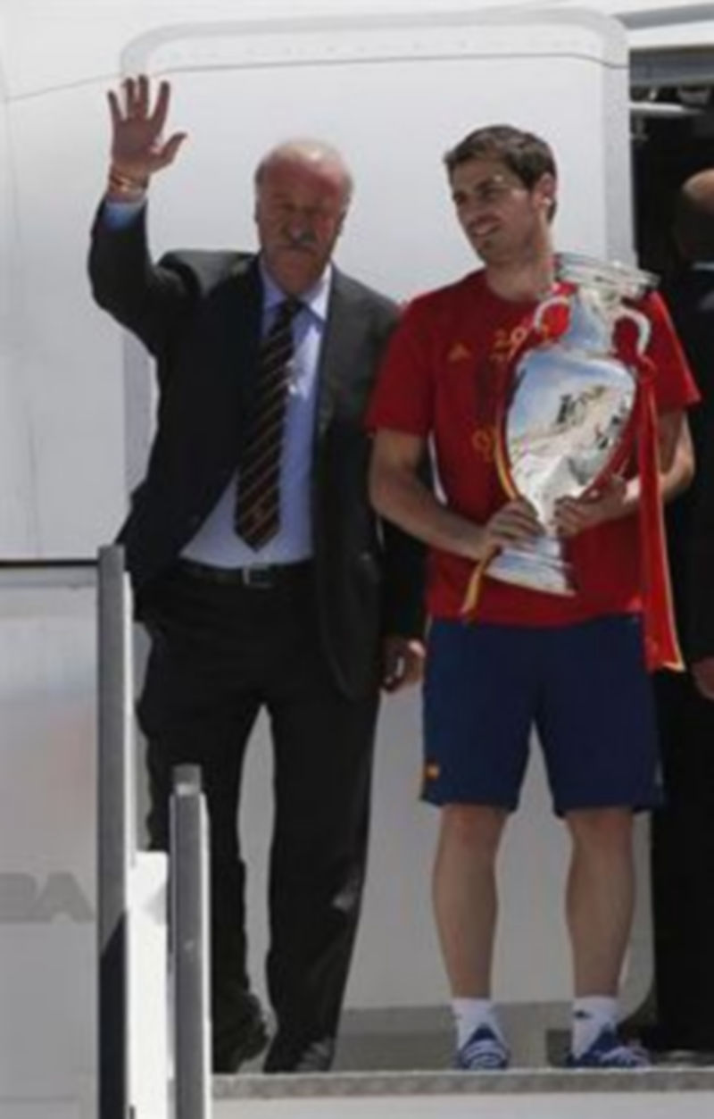Vicente del Bosque e Iker Casillas portaban la Copa a su llegada al aeropuerto Madrid-Barajas./ EUROPA PRESS