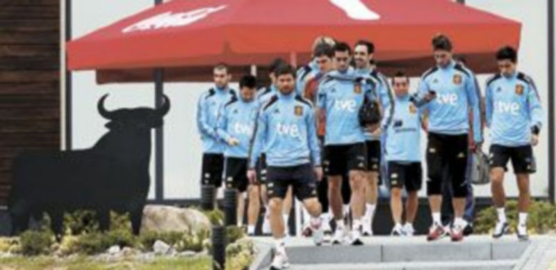 Los internacionales españoles afrontan la final ante Italia concentrados en poder obtener el triplete histórico. / Reuters