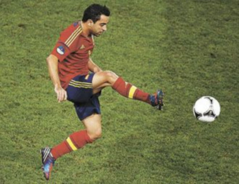 Xavi es el cerebro en la medular de la ‘roja’. / Reuters