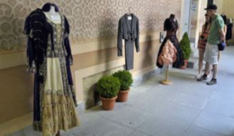 Algunos de los trajes que se pueden ver en el Colegio de Arquitectos. / JUAN MARTÍN