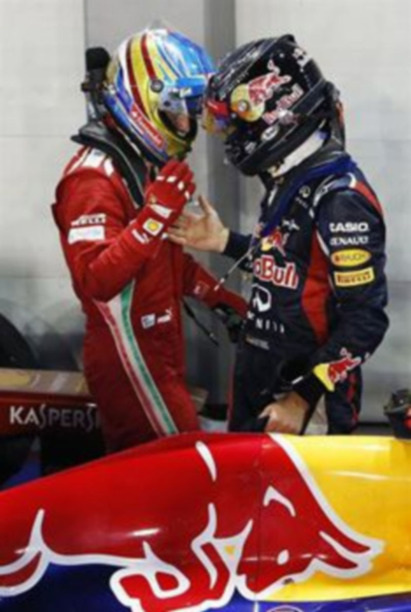 Fernando Alonso y Sebastian Vettel se saludan después de rodar en el circuito Albert Park./ EUROPA PRESS