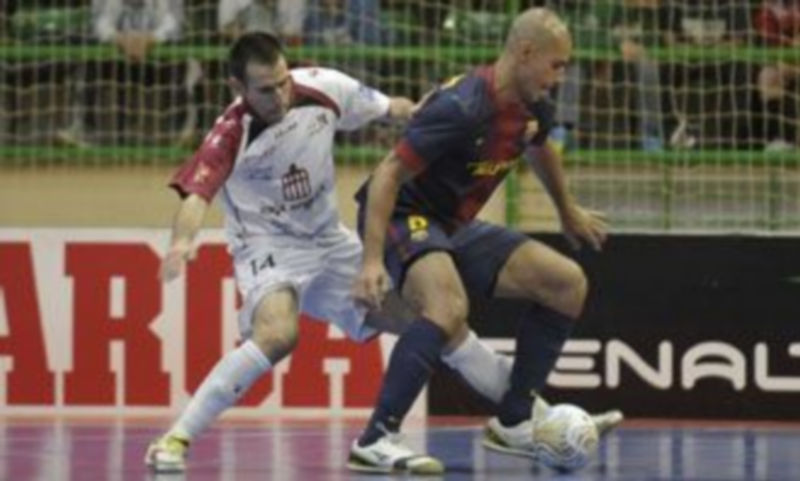 Murga defiende a Fernandao en un momento del encuentro que el Caja jugó ante el Barça en el Pedro Delgado. / J.Martín