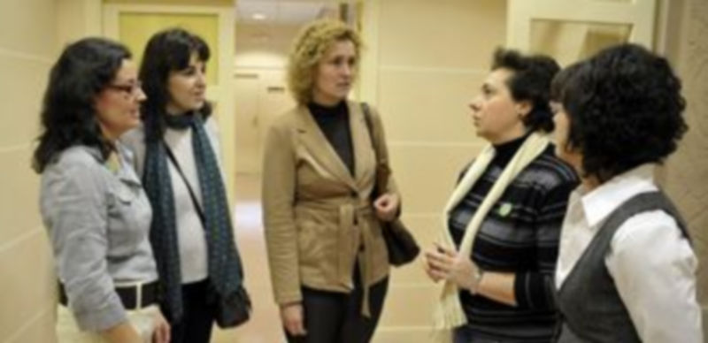 Las representantes de la Fedampa conversan con la concejala de Educación