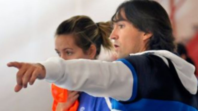 Javier Martín Pena da instrucciones durante el último partido de pretemporada del Unami. /JUAN MARTÍN