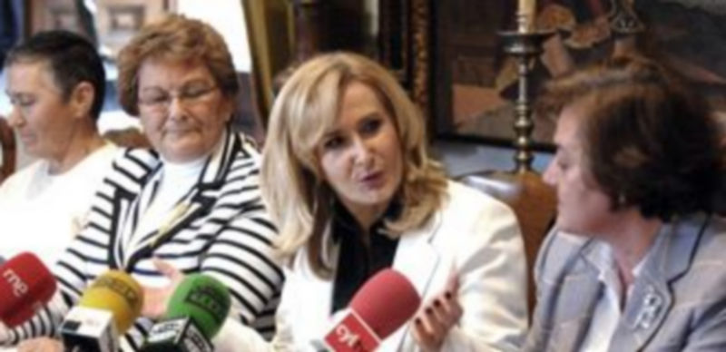 Mujeres tsunami 1 Nieves Herrero con las diorectivas de la Federación d ela Mujer Rural. /ALBERTO BENAVENTE