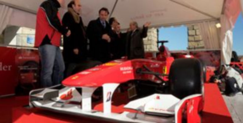 Varias personas observan