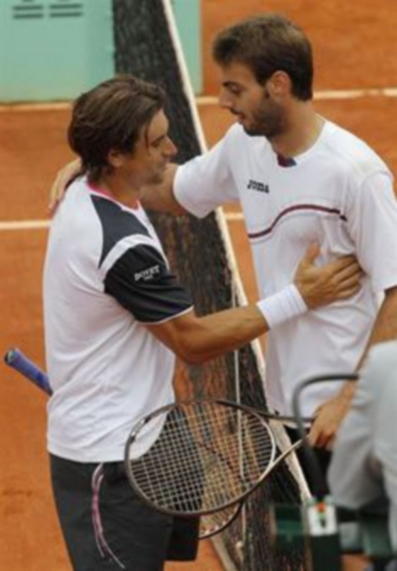 Ferrer recibe la felicitación de Granollers al final del partido que le ha valido el pase a cuartos./ EUROPA PRESS