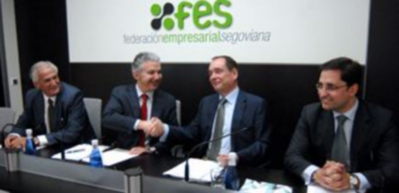 Firma del convenio de colaboración. / ALBERTO BENAVENTE