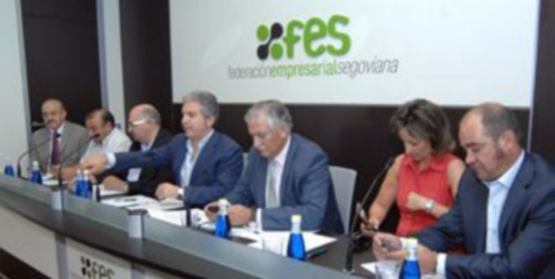 Palomo con parte de la junta directiva de la FES esta mañana en la sede de la patronal. / JUAN MARTÍN