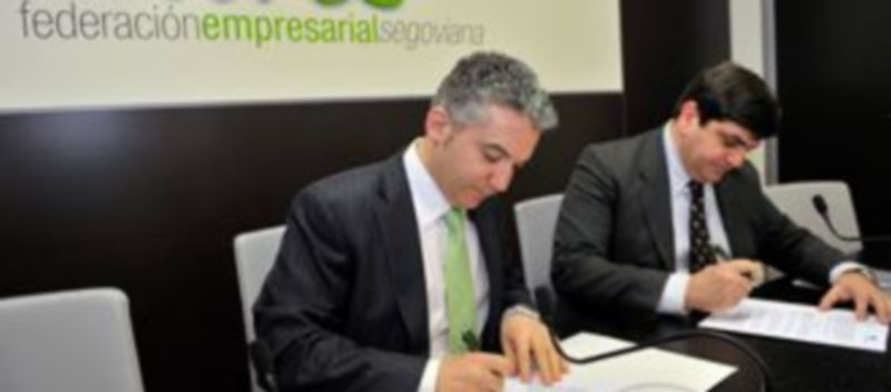 Pedro Palomo y Juan Luis Martínez han firmado el convenio marco de colaboración./KAMARERO