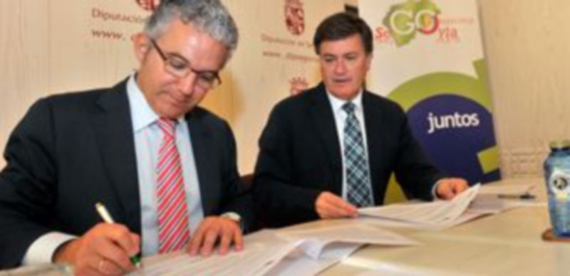 Palomo y Vázques esta mañana en la firma del convenio que ha tenido lugar en el Palacio Provincial. / KAMARERO