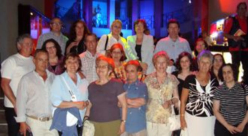 El grupo de suscriptores a la salida del musical "Fiebre del jueves noche"/ S.S.V.