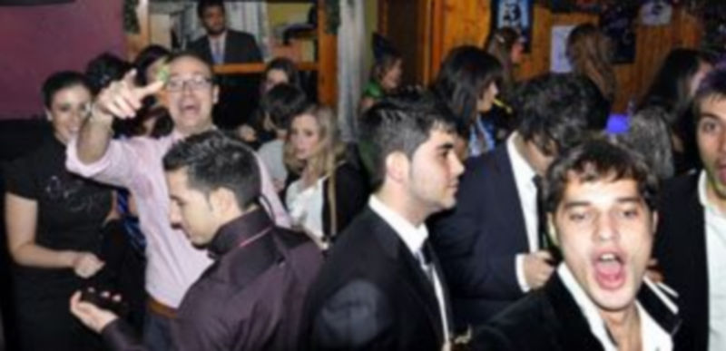 Los bares y salas de fiesta se llenaron de un público dispuesto a