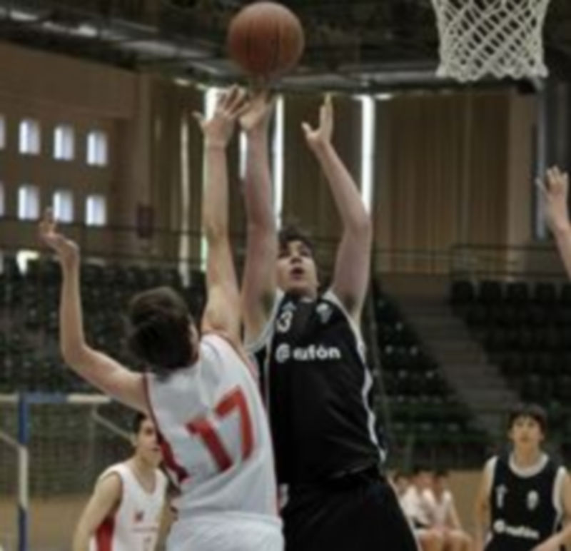 Jugadas de uno de los tres partidos disputados ayer. / Juan Martín