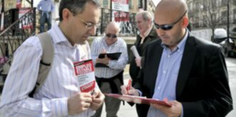UGT recoge firmas contra la reforma laboral 1 Un miembro de UGT recogiendo firmas.
