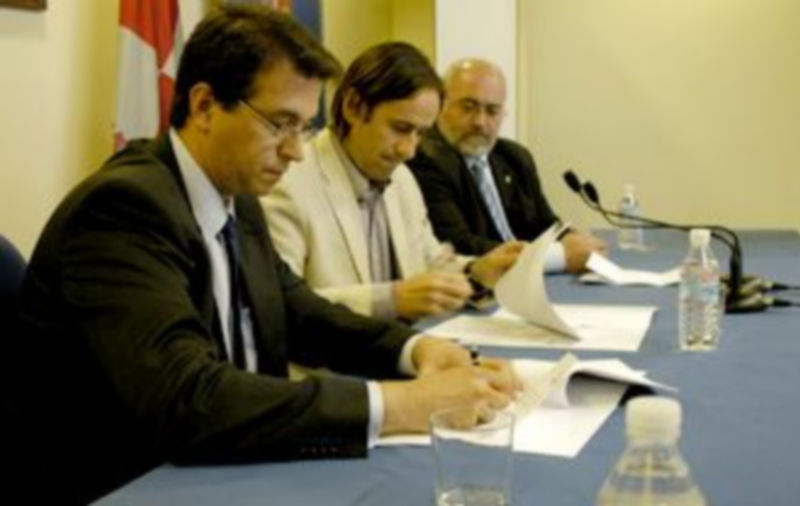 Ángel Luis Llorente y Sergio Montoya firman el convenio en presencia de Luciano Municio. / LEANDRO VALDEZ