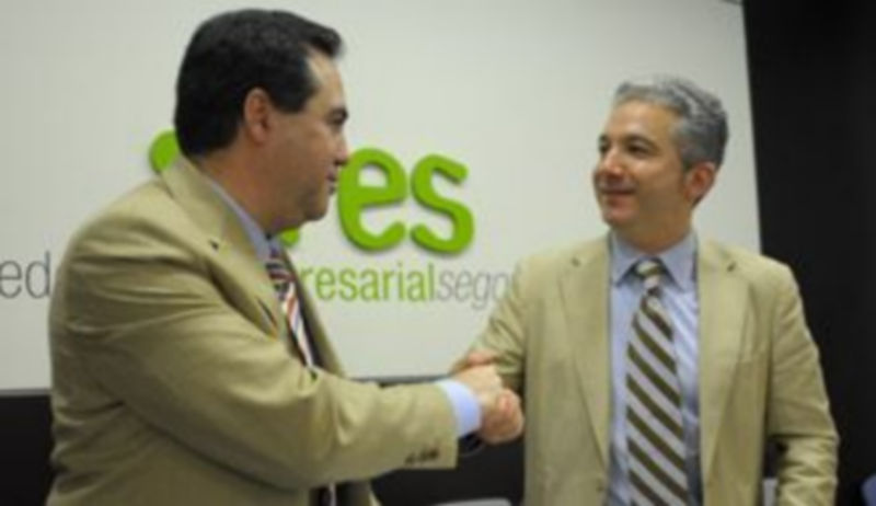 Javier Martínez y Pedro Palomo se dan la mano después de firmar el convenio de colaboración. / Kamarero