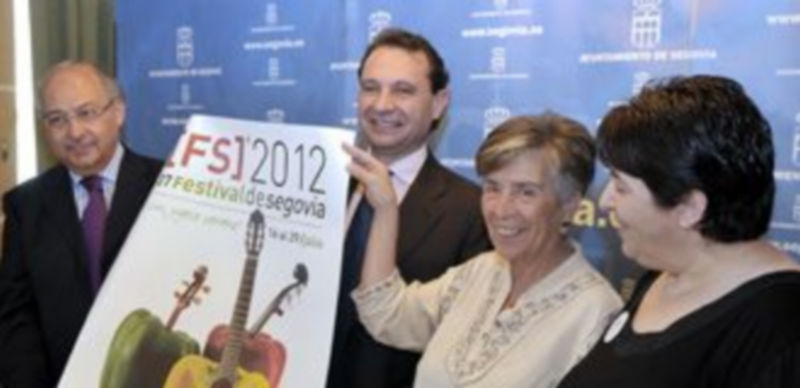 El cartel convierte unos pimientos en instrumentos musicales. / ALBERTO BENAVENTE