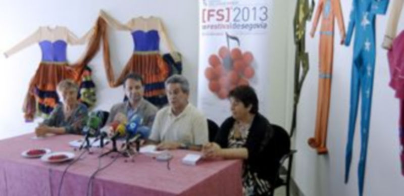 Un momento de la presentación de la exposición. / ALBERTO BENAVENTE