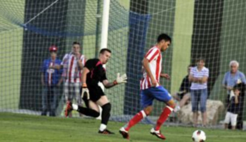 Aficionados viendo de pie el partido Segoviana - Atlético de Madrid desde uno de los fondos de La Albuera. / Juan Martín