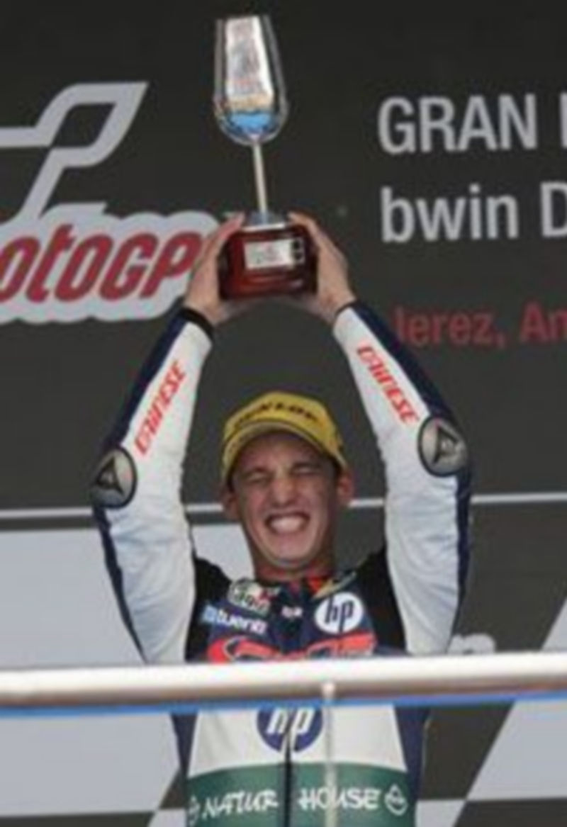 Pol Espargaró levanta su trofeo desde el podio./EUROPA PRESS