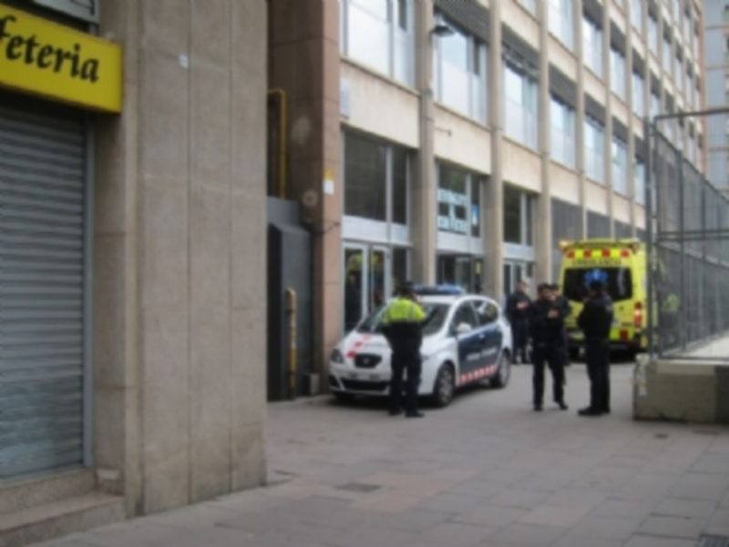 La policía autonómica catalana custodia el lugar de los hechos /EP