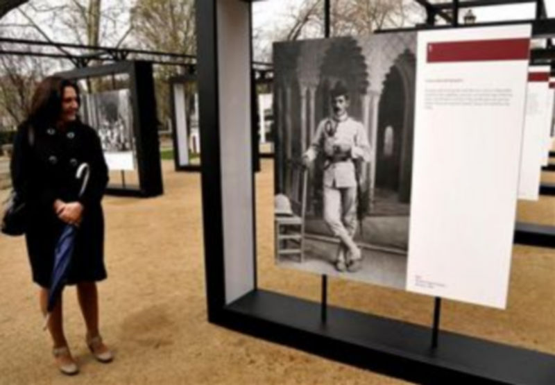 Inmaculada Morales observa la fotografía de su bisabuelo