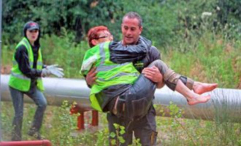 Los equipos de rescate ayudan a evacuar a numerosas personas atrapadas en vehículos y en viviendas a causa de las inundaciones./EFE