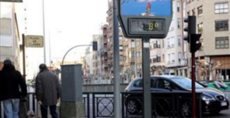 Un termómetro situada en la plaza de España de Palencia registra una temperatura de -8º./EFE