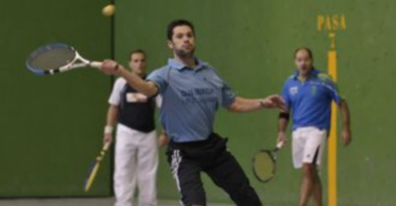 Jugada de un encuentro anterior de esta temporada del Club Frontenis Segovia. / Juan Martín