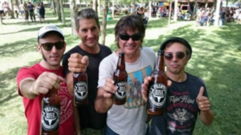 Los miembros de La Frontera presumen en su página web de Facebook del ‘buen rollo’ que los ha mantenido unidos durante tantos años. / El Adelantado