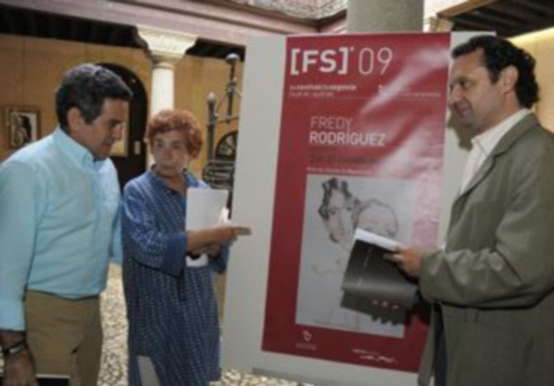 Arahuetes y Teresa Tardío junto al comisario de la exposición incluida en el Festival