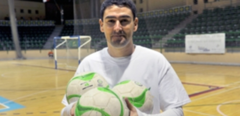 Daniel sujeta varios balones durante el encuentro amistoso que se jugó a beneficio de Cáritas. / Kamarero