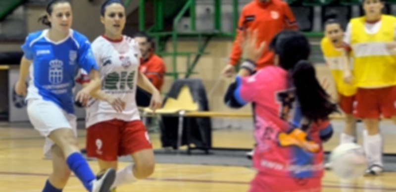 Patri envía fuera su lanzamiento ante la salida de la portera del Leganés. / Kamarero