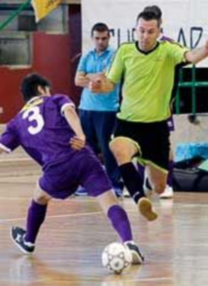 Jugada de un encuentro anterior del FS Cuéllar Cojalba en el pabellón de Santa Clara. / Gabriel Gómez