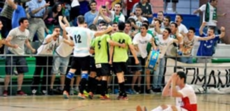 Los jugadores del FS Cuéllar celebran con sus aficionados la victoria que les da la permanencia. / Pedro Luis Merino