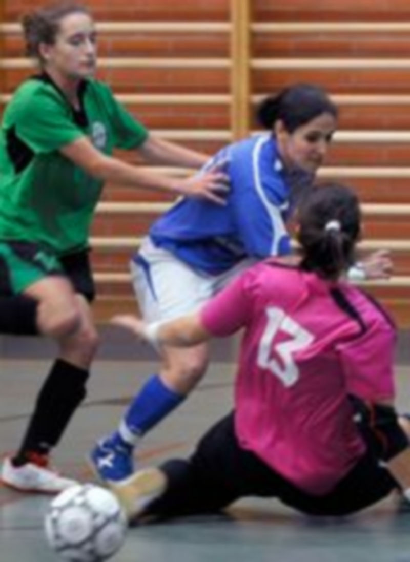 La segoviana Laura Llorente supera a la portera viguesa para asistir a Cris en el segundo gol del Unami. / A. Benavente