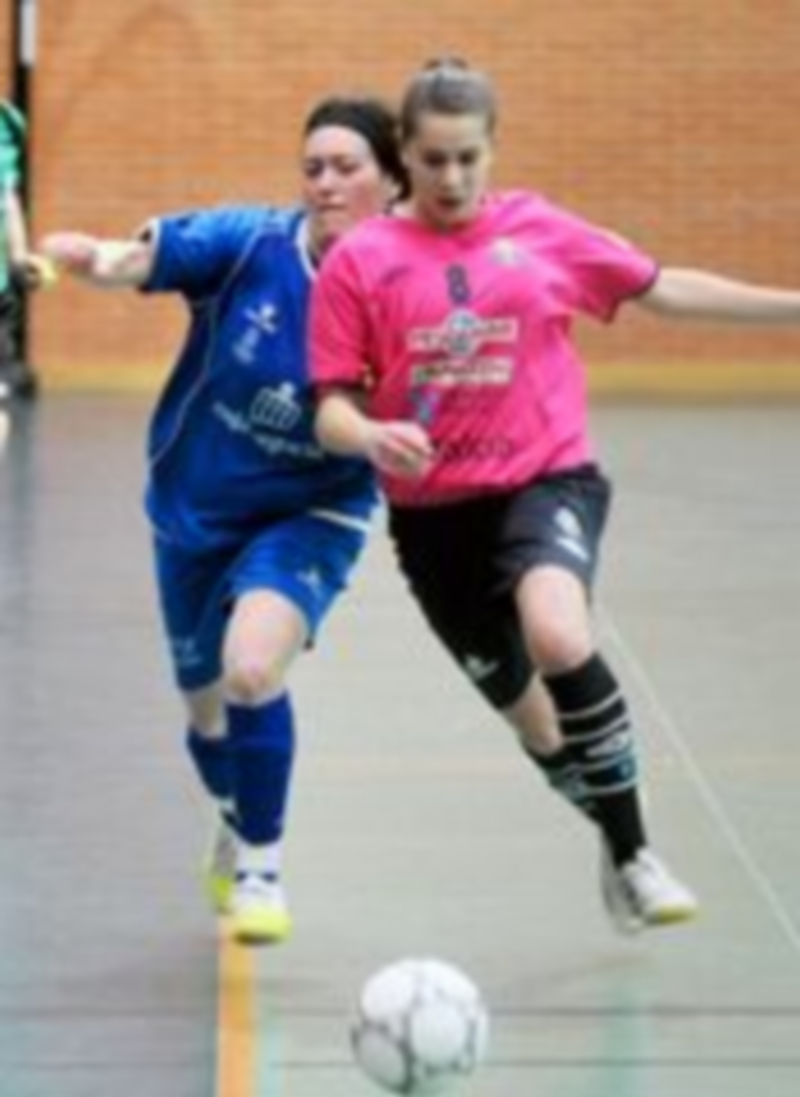 La segoviana Tamara y su tocaya del Leis Pontevedra intentan llegar a un balón. / Alberto Benavente